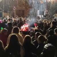 Ο φανός ‘Γιτιά’ στην πλατεία της Κοζάνης – Με πολύ κόσμο, κέφι και χορό το γλέντι του φανού -Δείτε φωτογραφίες & βίντεο