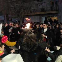 “Πηγάδ΄ απ΄ το Κεραµαριό”: Η εμφάνιση στην πλατεία της Κοζάνης & το γλέντι του φανού – Δείτε φωτογραφίες & βίντεο