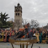 Οι πρωταγωνιστές της Κοζανίτικης Αποκριάς στην πλατεία άναψαν τον κεντρικό φανό – Δείτε φωτογραφίες & βίντεο