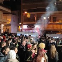 Ο φανός “Π. Μελάς” στην πλατεία της Κοζάνης – Με πολύ κόσμο το γλέντι του φανού – Δείτε φωτογραφίες & βίντεο