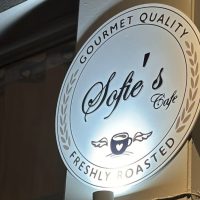 Σε αποκριάτικους ρυθμούς το Sofie’s Cafe, στα Πετρανά Κοζάνης -Τσικνοπάρτι με τον Dj Marteen!