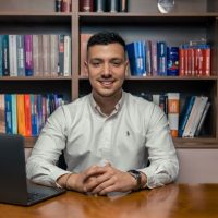 Η Ελληνική Γλώσσα Ζωντανεύει στη Βόρεια Αμερική- Το Πρωτοποριακό Εκπαιδευτικό Έργο του Αλέξανδρου Κώστα