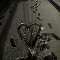 Κοζάνη: Είναι τρελός ο έρωτας – “Συνελήφθη ” ερωτευμένος να ζωγραφίζει στη μέση του δρόμου καρδιές στο χιόνι – Δείτε φωτογραφίες & βίντεο