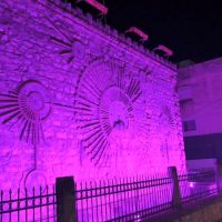 Το υδραγωγείο φωτίζεται ροζ — Μήνυμα ελπίδας και συμπαράστασης από τον Δήμο Εορδαίας