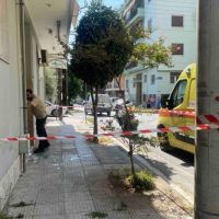 Γυναικοκτονία στο Βόλο: Άντρας σκότωσε τη σύζυγό του μπροστά στα μάτια των παιδιών του και τράπηκε σε φυγή