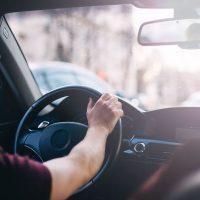 Νέος ΚΟΚ: Τι ισχύει για μπουφάν, καφέ και τις σακούλες στο αυτοκίνητο – Διευκρινίσεις του υπουργείου