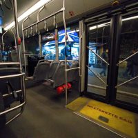 Έβγαλε τσεκούρι μέσα σε λεωφορείο στο κέντρο της Αθήνας και απειλούσε επιβάτες και οδηγό