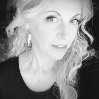 Συνέντευξη της Ζωής Γκούντα με αφορμή την κυκλοφορία του χριστουγεννιάτικου παραμυθιού της «Καλικάντζαρος εδώ, καλικάνταρος εκεί…» από τις Εκδόσεις Παρέμβαση     