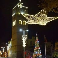 Από το ψηφιακό καλάθι στους στολισμένους δρόμους: Μια επιστροφή στην αληθινή ζωή – Της Γιούλης Παπαντωνίου