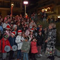 Λαμπερή έναρξη της εορταστικής περιόδου στην Καστοριά – Φωταγωγήθηκε το Χριστουγεννιάτικο Δέντρο στην Πλατεία Ομονοίας