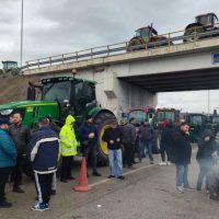 Κλιμακώνουν τις κινητοποιήσεις οι αγρότες στον κόμβο Φιλώτα – Κλείσιμο δρόμου και την Παρασκευή