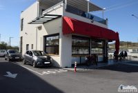 IL TOTO Drive Through στην Κοζάνη : Πάρε τον καφέ σου χωρίς να κατέβεις από το αυτοκίνητο – Η νέα εμπειρία στον καφέ που έγινε λατρεία