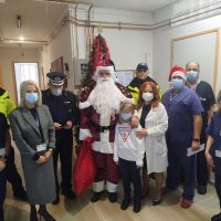 Αστυνομικοί του Τμήματος Τροχαίας Κοζάνης «συνοδεύουν» τον Άγιο Βασίλη στην Παιδιατρική Κλινική του Νοσοκομείου