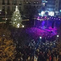 Λαμπερή η φωταγώγηση του Χριστουγεννιάτικου δέντρου στην Κοζάνη – Χιλιάδες πολίτες στην πλατεία Νίκης – Δείτε φωτογραφίες & βίντεο