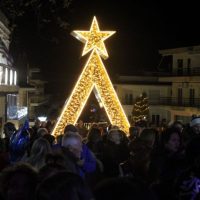 Τα Σέρβια άναψαν το χριστουγεννιάτικο δέντρο τους – Δείτε φωτογραφίες