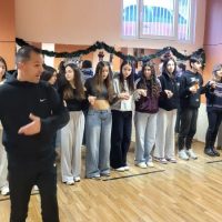 Ο Πολιτιστικός Σύλλογος «Η ΚΟΖΙΑΝΗ» υποδέχθηκε τους μαθητές του Ομίλου Παραδοσιακού Χορού του Ωνάσειου Λυκείου -Δείτε φωτογραφίες