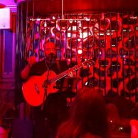 Μια αξέχαστη μουσική εμφάνιση του Ησαΐα Ματιάμπα στο Camelot Coffees & Spirits στην Κοζάνη – Δείτε το βίντεο