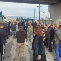 Στήθηκε το μπλόκο στον κόμβο Φιλώτα -Σε λίγη ώρα ξεκινά η συνέλευση των αγροτών