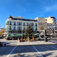 Σε πλήρη εξέλιξη οι εργασίες για τη Φωταγώγηση του Χριστουγεννιάτικου Δέντρου στην κεντρική πλατεία Κοζάνης – Δείτε φωτογραφίες