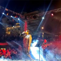 Λαοθάλασσα στην πλατεία Νίκης: Μαγική βραδιά με τον Sicario στην Κοζάνη – Δείτε φωτογραφίες & βίντεο
