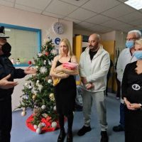 Η Τροχαία Κοζάνης δώρισε και φέτος ένα παιδικό κάθισμα αυτοκινήτου στο πρώτο παιδί που γεννήθηκε το 2026 στην Κοζάνη