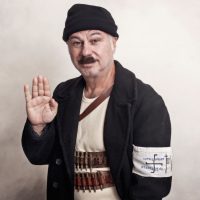 Ο Χριστόφορος Ζαραλίκος στην Κοζάνη με τη σατιρική παράσταση «200+4 Χρόνια Δανεικά, 1821–2025»