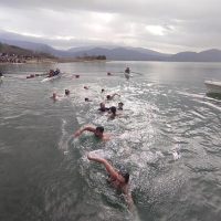 Θεοφάνεια στη λίμνη Πολυφύτου: Λαμπρός αγιασμός των υδάτων παρουσία πλήθους πιστών – Δείτε φωτογραφίες και βίντεο