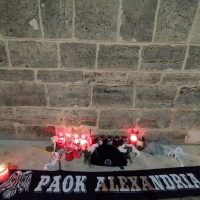 Λουλούδια και κεριά στη κεντρική πλατεία της Κοζάνης από τους οπαδούς του ΠΑΟΚ  – Φόρος τιμής για τα θύματα του δυστυχήματος στη Ρουμανία- Δείτε περισσότερα