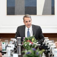 Μητσοτάκης μετά τη συνάντηση με αγρότες: Νέα μέτρα στήριξης, όρια στην ανοχή των μπλόκων – Βίντεο