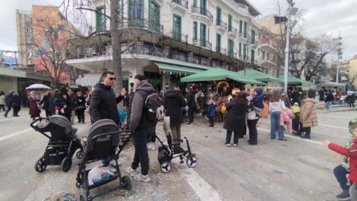 Βούλιαξε από κόσμο η Κοζάνη το μεσημέρι του Σαββάτου της Μ. Αποκριάς – Δείτε φωτογραφίες & βίντεο