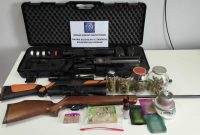 Κοζάνη: Σύλληψη 51χρονου για ναρκωτικά, όπλα και κροτίδες – Κατασχέθηκαν κάνναβη, κοκαΐνη και ζυγαριά ακριβείας