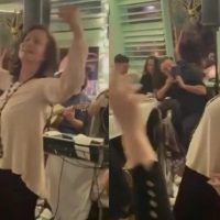 Βίντεο: Το ζεϊμπέκικο της Άννας Διαμαντοπούλου στην Κοζάνη -Ευχήθηκε καλές απόκριες