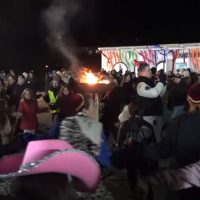 Βίντεο: Το άναμμα και το γλέντι του Φανού Πλατάνια