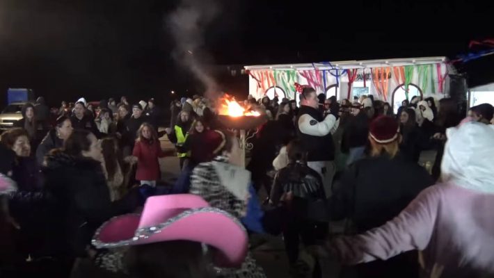 Βίντεο: Το άναμμα και το γλέντι του Φανού Πλατάνια