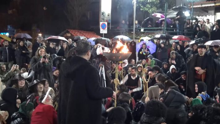 Βίντεο: Το άναμμα και το γλέντι του Φανού Πηγάδ΄ απ΄ το Κεραμαριό