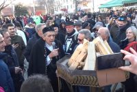 Βίντεο: Άναψε ο κεντρικός Φανός στην πλατεία Νίκης από τον Δήμαρχο Κοζάνης