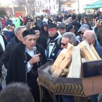 Βίντεο: Άναψε ο κεντρικός Φανός στην πλατεία Νίκης από τον Δήμαρχο Κοζάνης