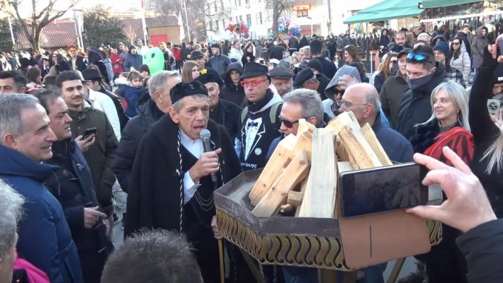 Βίντεο: Άναψε ο κεντρικός Φανός στην πλατεία Νίκης από τον Δήμαρχο Κοζάνης