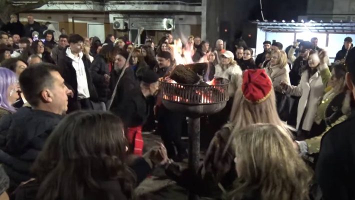 Βίντεο: Το αποκριάτικο γλέντι του φανού Αλώνια