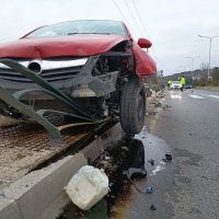 Βίντεο: Σφοδρή πρόσκρουση αυτοκίνητου με εκτροπή στην Κοζάνη – Από θαύμα δεν υπήρξαν πεζοί στο σημείο