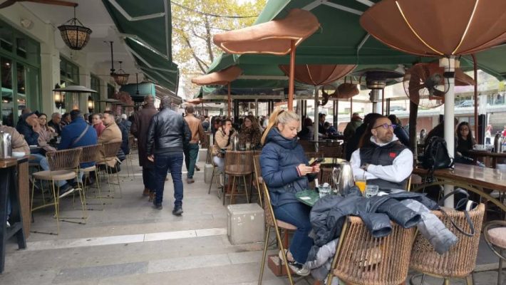 Δεύτερη μέρα του Πάσχα: Πασχαλινοί καφέδες στο κέντρο της Κοζάνης – Δείτε φωτογραφιες