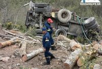 Ανατροπή φορτηγού που μετέφερε ξύλα έξω από την Ακρινή – Κινητοποίηση των Αρχών – Δείτε βίντεο και φωτογραφίες