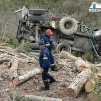 Ανατροπή φορτηγού που μετέφερε ξύλα έξω από την Ακρινή – Κινητοποίηση των Αρχών – Δείτε βίντεο και φωτογραφίες
