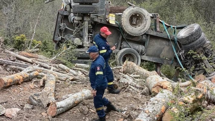 Ανατροπή φορτηγού που μετέφερε ξύλα έξω από την Ακρινή – Κινητοποίηση των Αρχών – Δείτε βίντεο και φωτογραφίες