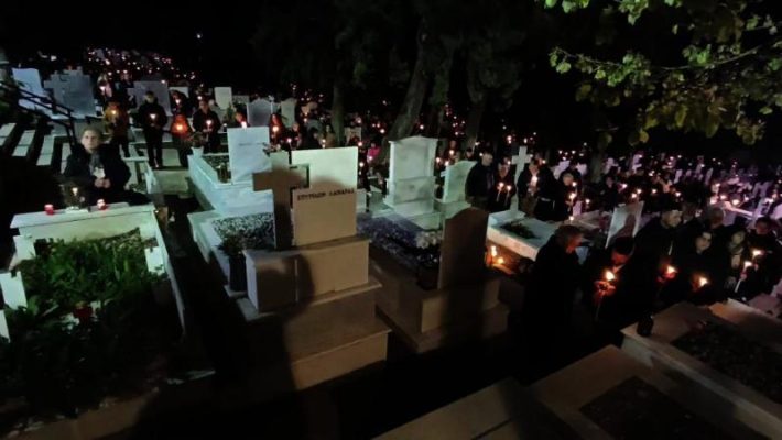 Ανάσταση στα Νεκροταφεία της Κοζάνης: Το ξεχωριστό έθιμο που συγκινεί όλη την Ελλάδα – Δείτε βίντεο & φωτογραφίες