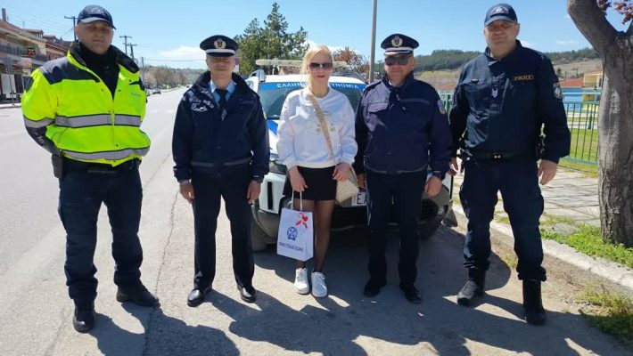 Πασχαλινά αυγά, φυλλάδια και ευχές μοίρασε η Τροχαία Κοζάνης στο Δρέπανο – Δείτε βίντεο και φωτογραφίες