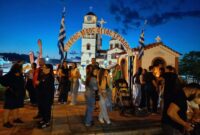 Βραδινή βόλτα στο πανηγύρι του Δρεπάνου: Το αδιαχώρητο από κόσμο το βράδυ του Σαββάτου – Δείτε φωτογραφίες & βίντεο