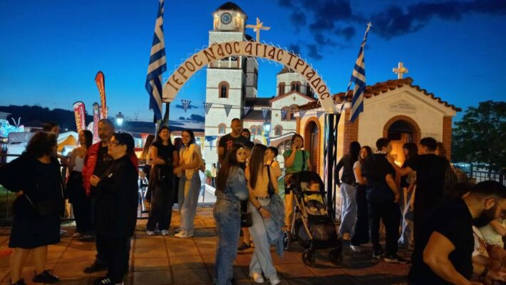 Βραδινή βόλτα στο πανηγύρι του Δρεπάνου: Το αδιαχώρητο από κόσμο το βράδυ του Σαββάτου – Δείτε φωτογραφίες & βίντεο