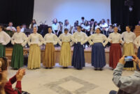 Μαθητές του 5ου Γυμνασίου Κοζάνης «μάγεψαν» την Τήνο με παραδοσιακούς χορούς και τραγούδια