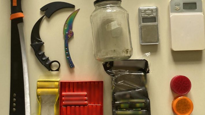 Σύλληψη 29χρονου στην Κοζάνη με ναρκωτικά, όπλα και κροτίδες – Κατασχέθηκαν ματσέτα και ζυγαριές ακριβείας